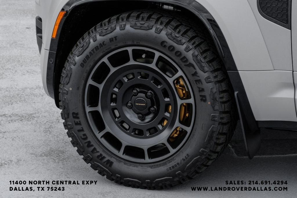 New 2026 Borasco Grey Metallic Land Rover OCTA image 55