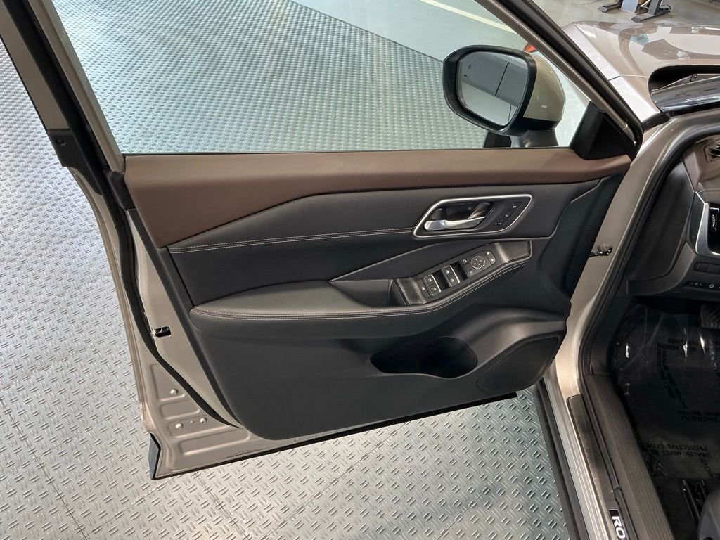 Used 2023 Gold Nissan Platinum image 42
