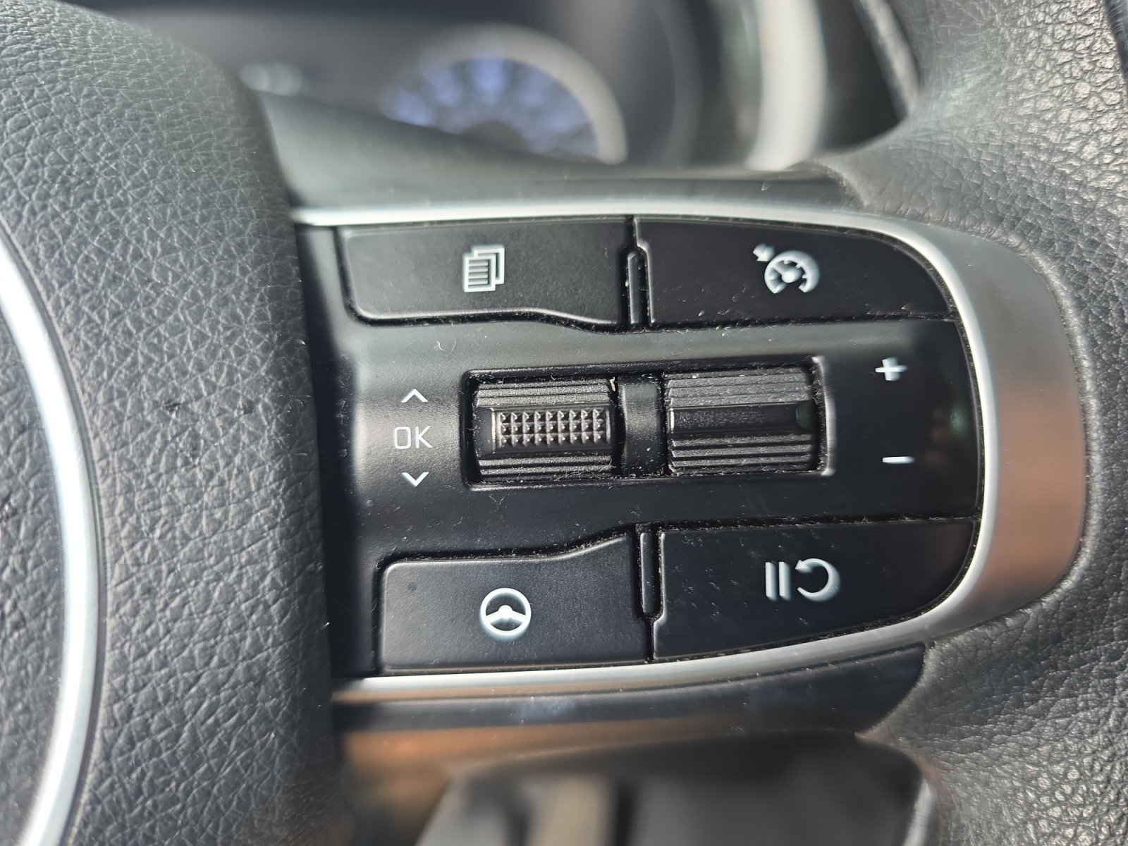 Used 2022 Glacial White Pearl Kia LXS image 19