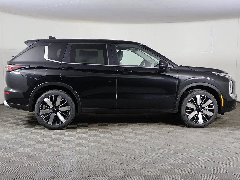 New 2026 Black Mitsubishi SE image 19