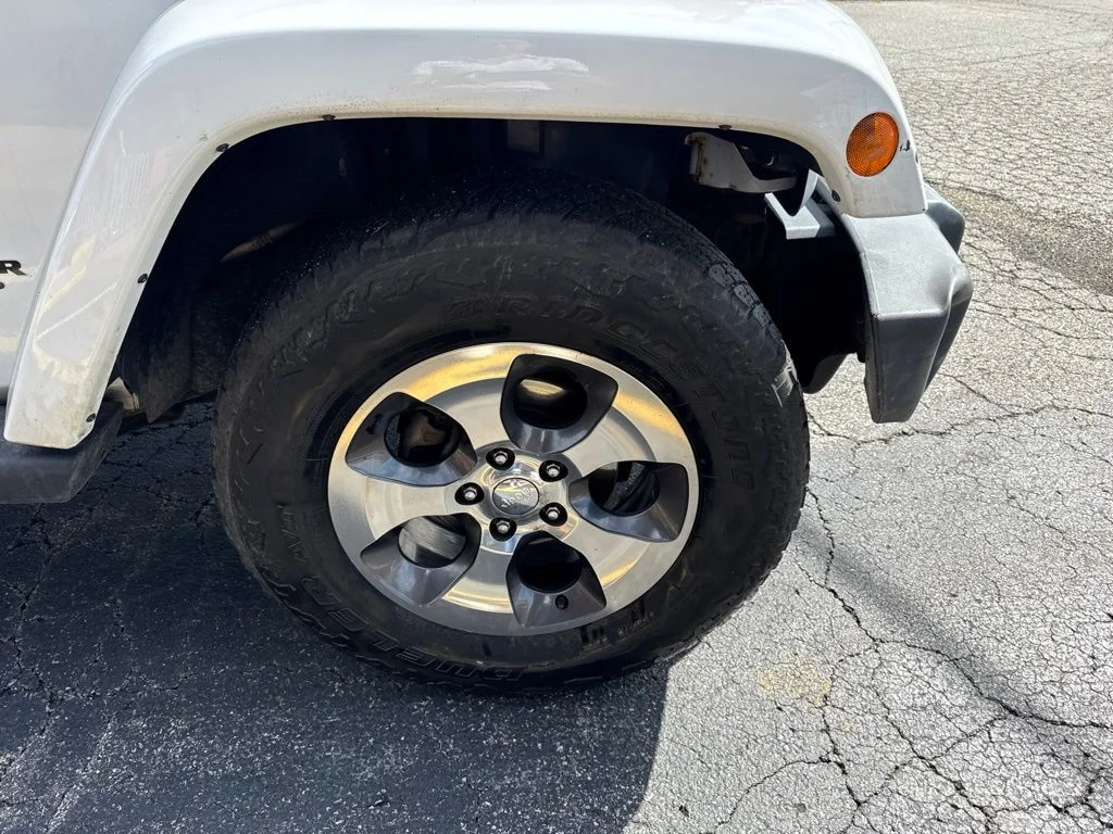 Used 2017  Jeep Unlimited Sahara image 6