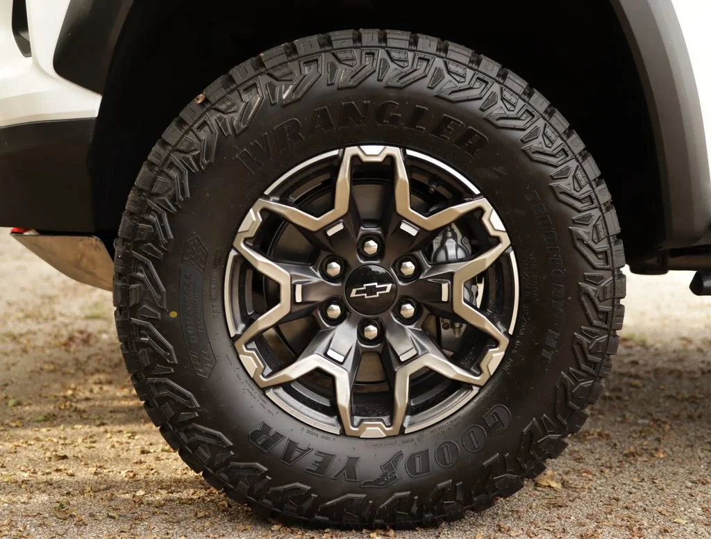 New 2026 Summit White Chevrolet ZR2 image 45