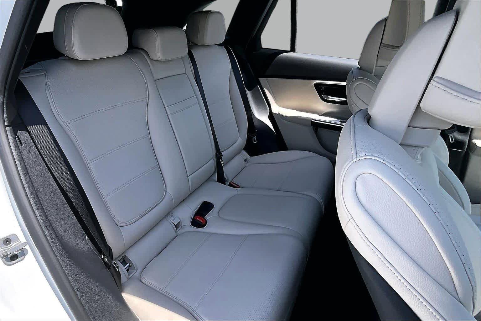 Used 2025 Polar White Mercedes-Benz GLC 300 image 39