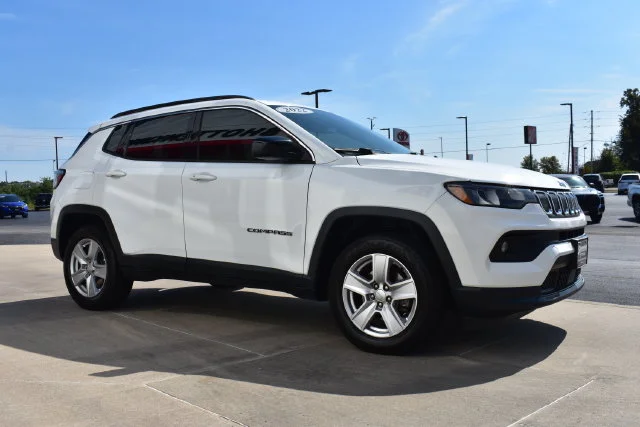 Used 2022 White Jeep Latitude image 4