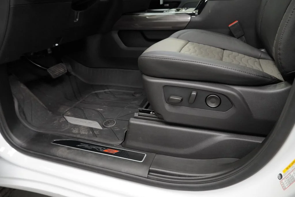New 2026 Summit White Chevrolet ZR2 image 31