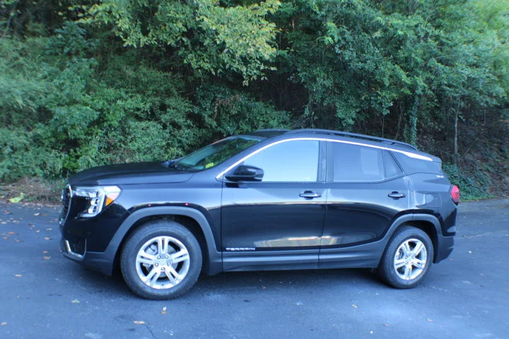 Used 2022 EBONY TWILIGHT METALLIC GMC SLE image 4