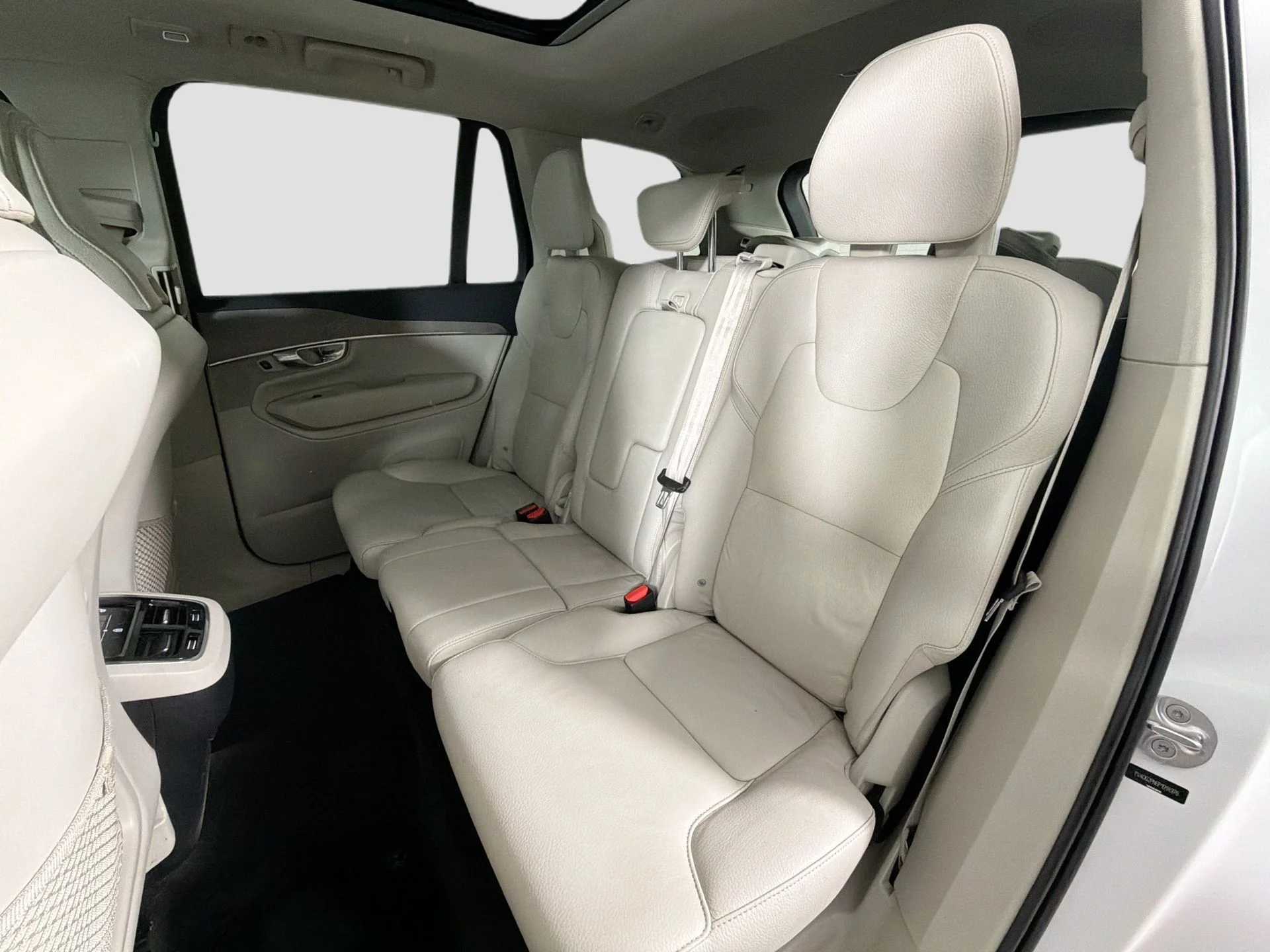 Certified Used 2023 White Volvo B6 Plus 7-Seater image 24