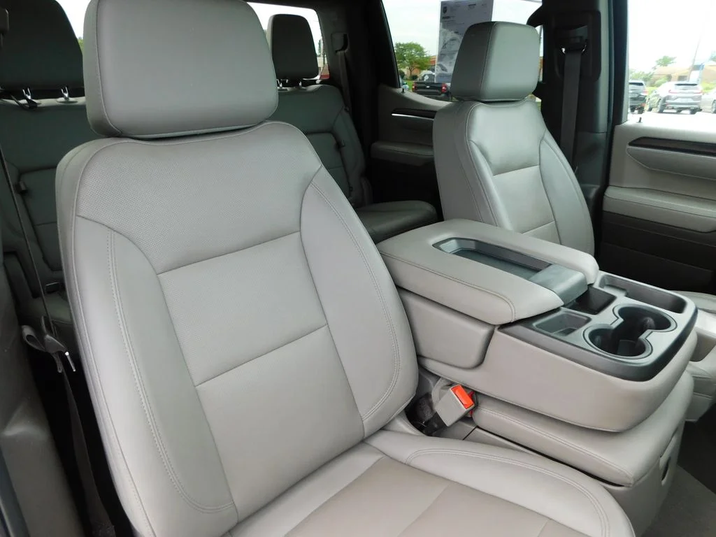 Used 2023 White GMC SLT image 26