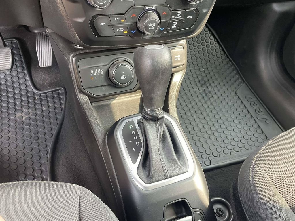 Used 2023 White Jeep Latitude image 20
