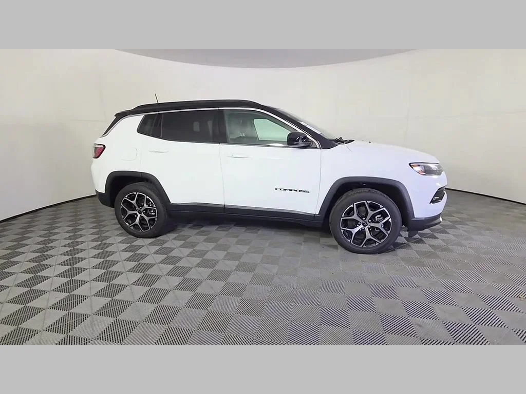 New 2026 Bright White Clear-Coat Exterior Paint Jeep Limited image 22