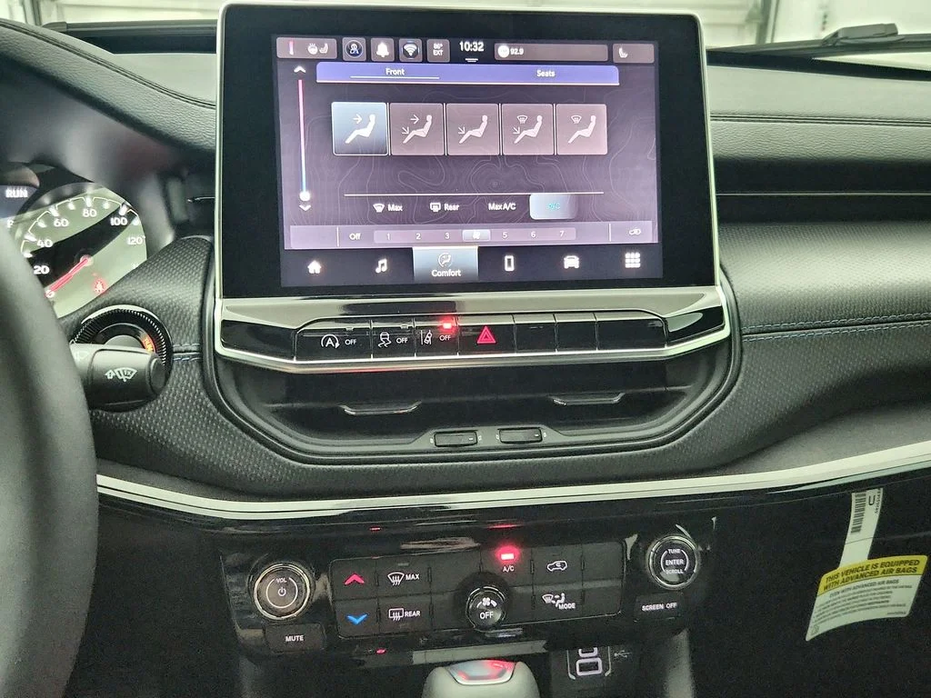 New 2026 Diamond Black Crystal Pearlcoat Jeep Latitude image 25