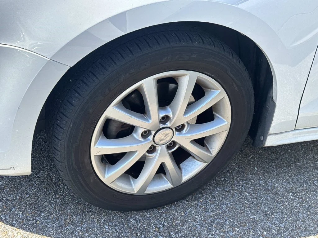Used 2012 White Volkswagen 2.5L SE image 7