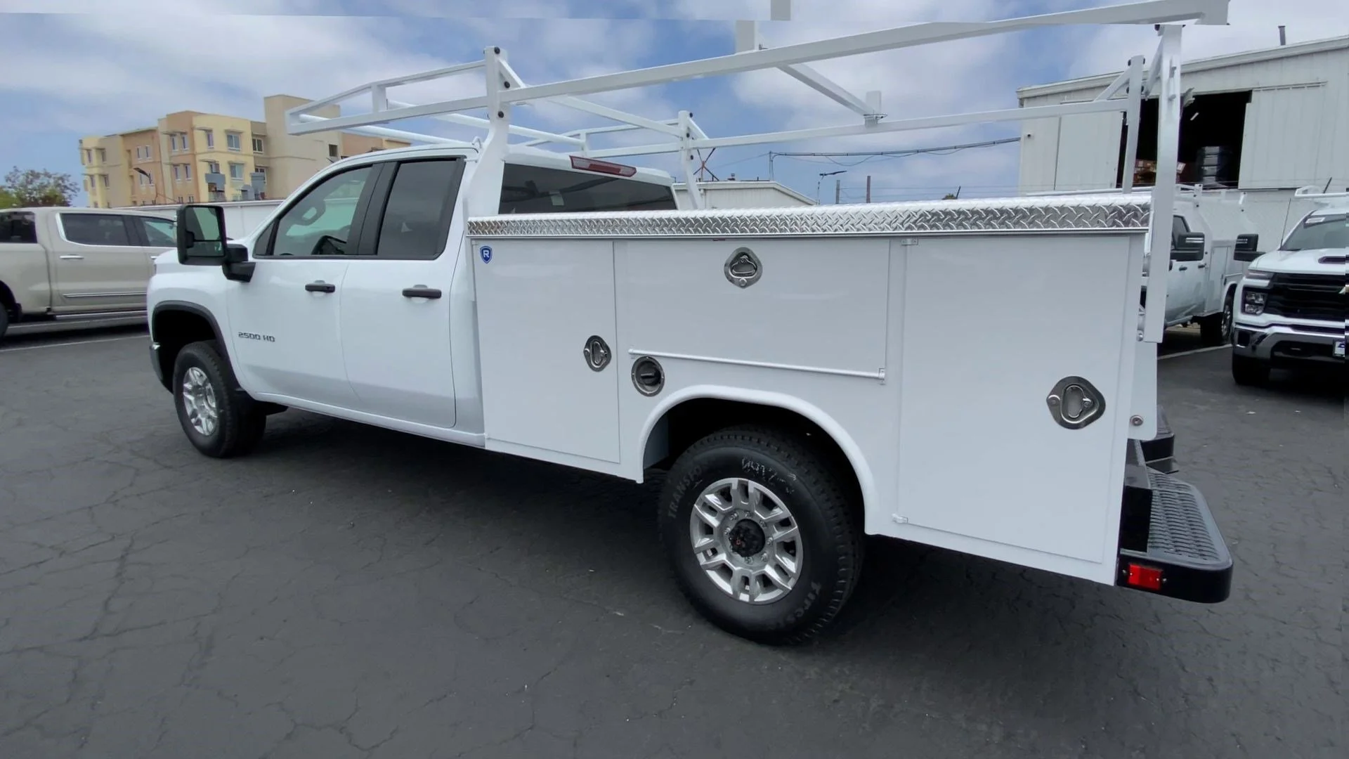 New 2026 Summit White Chevrolet WT image 7