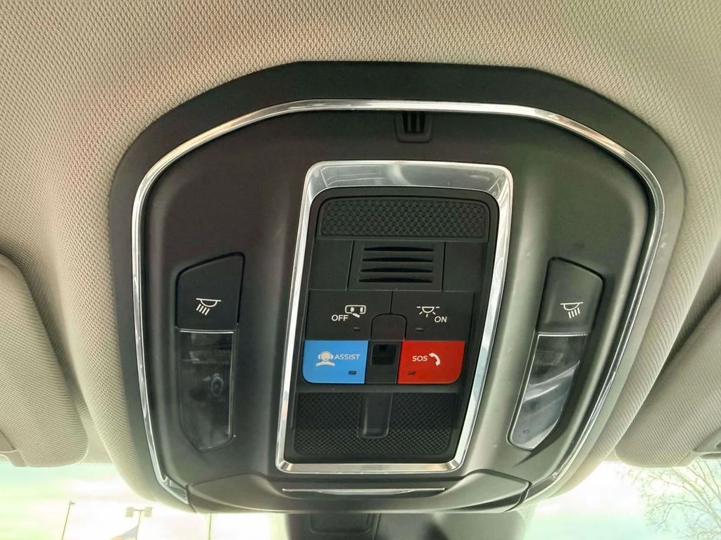 Used 2023 White/off-white Jeep Laredo image 27