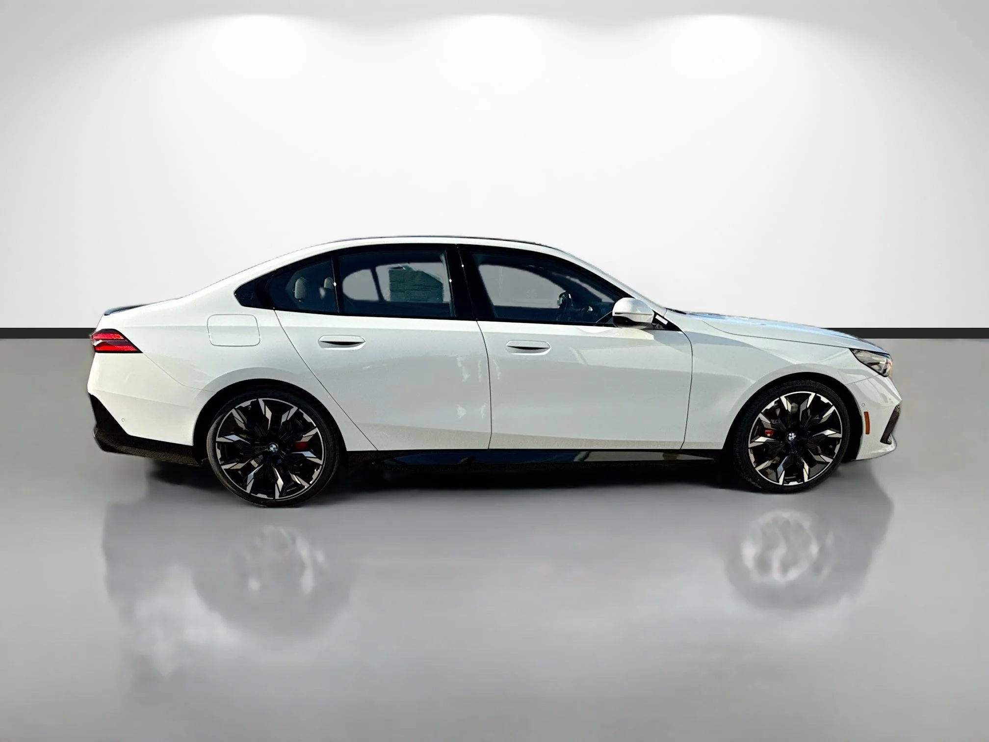 New 2027 Alpine White BMW 530i xDrive image 2
