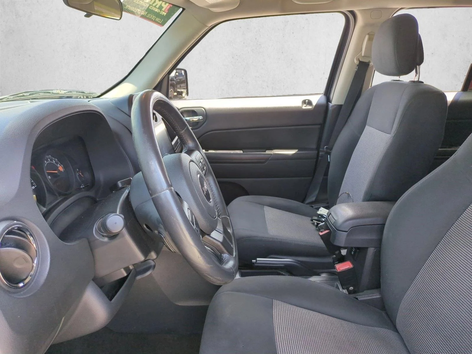 Used 2014 True Blue Pearlcoat Jeep Latitude image 14
