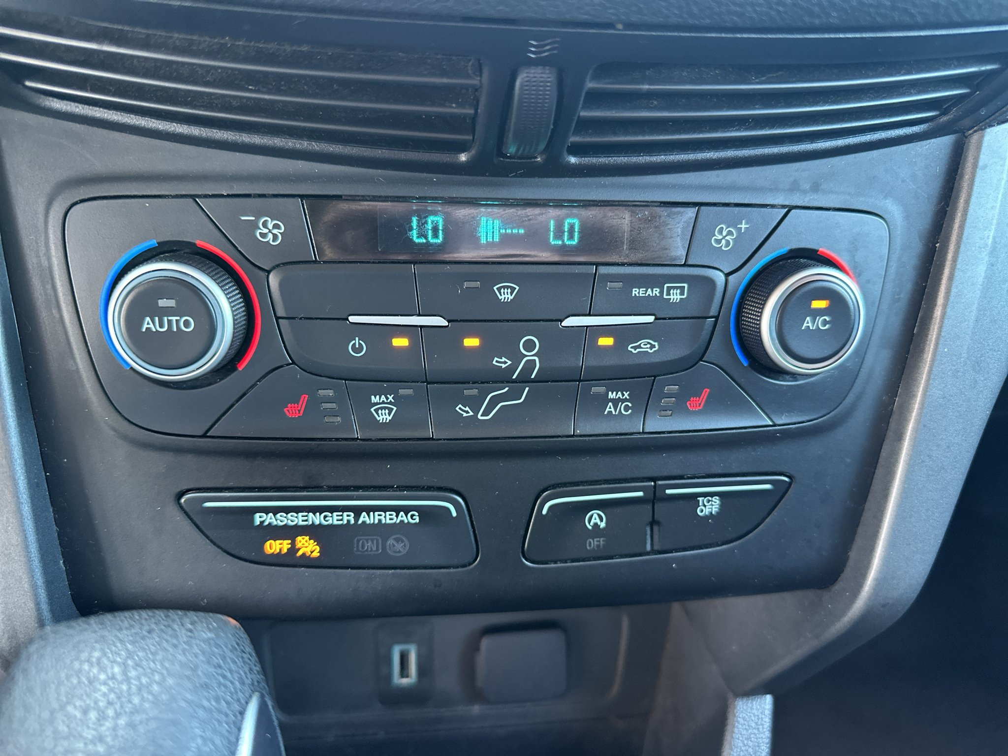 Used 2019 Lightning Blue Metallic Ford SE image 23