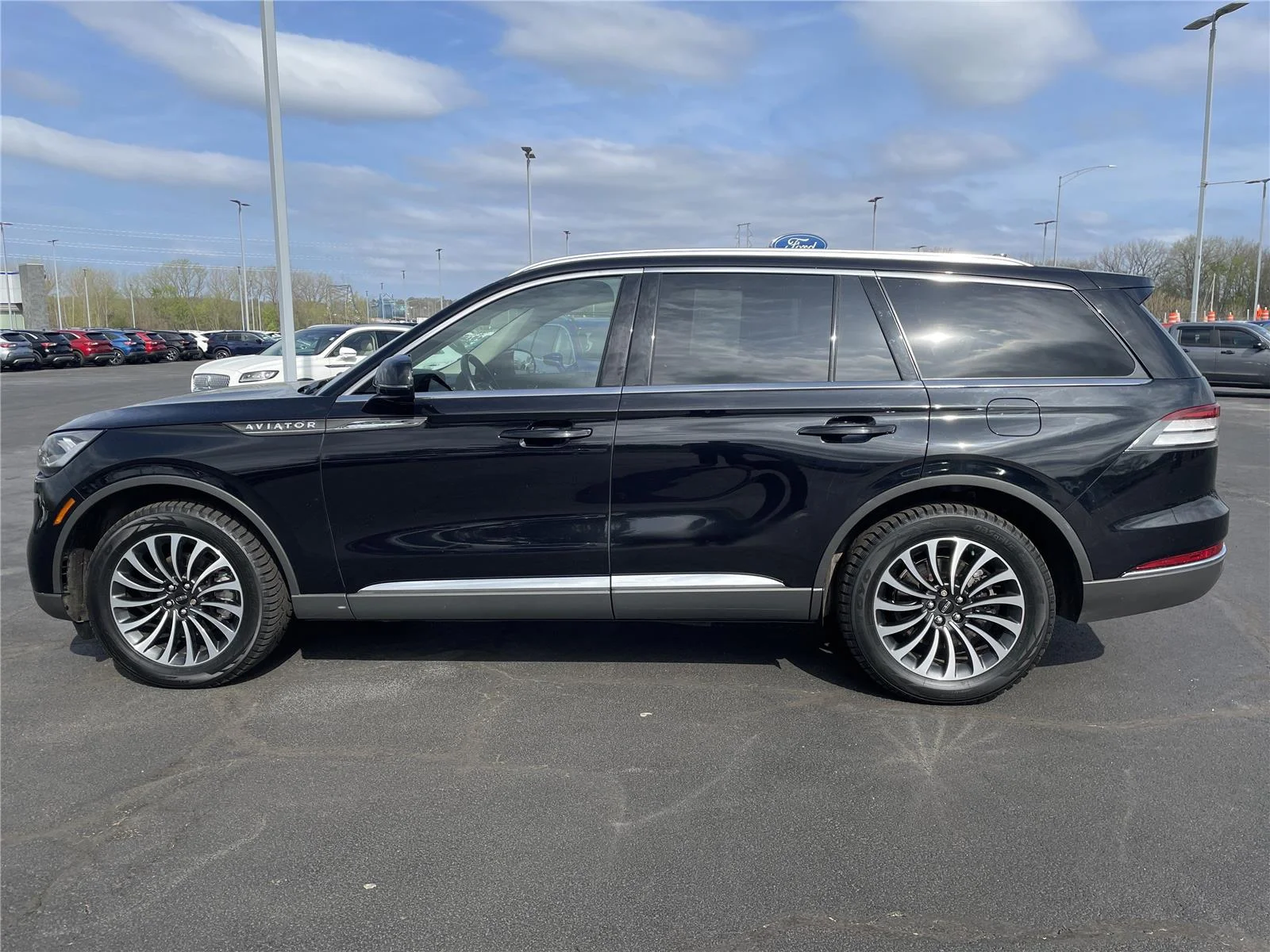 Used 2023 Infinite Black Metallic Clearcoat Lincoln Reserve image 2