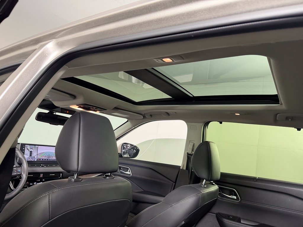 Used 2025 Gold Nissan Platinum image 19