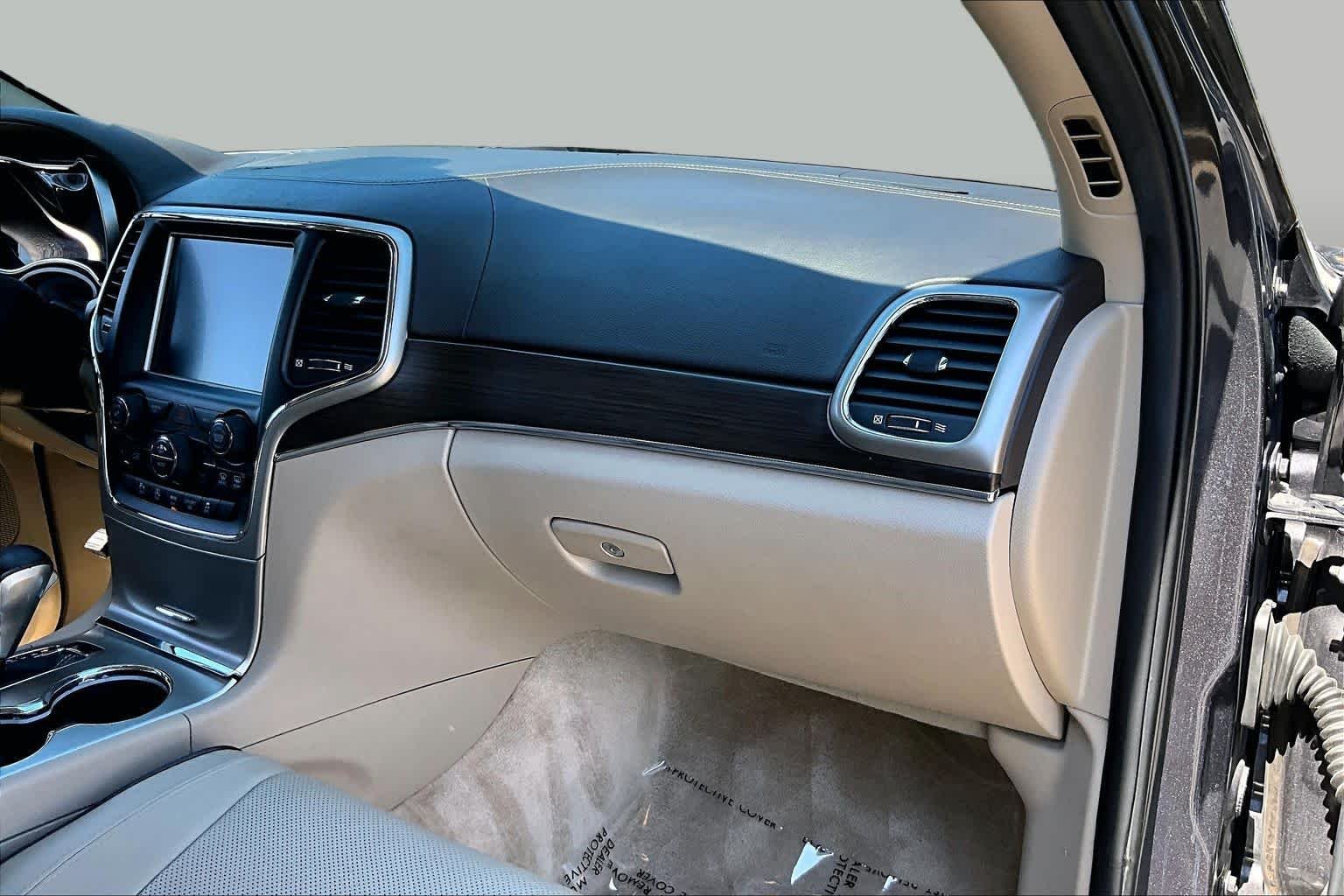 Used 2017 Granite Crystal Metallic Clearcoat Jeep Overland image 19