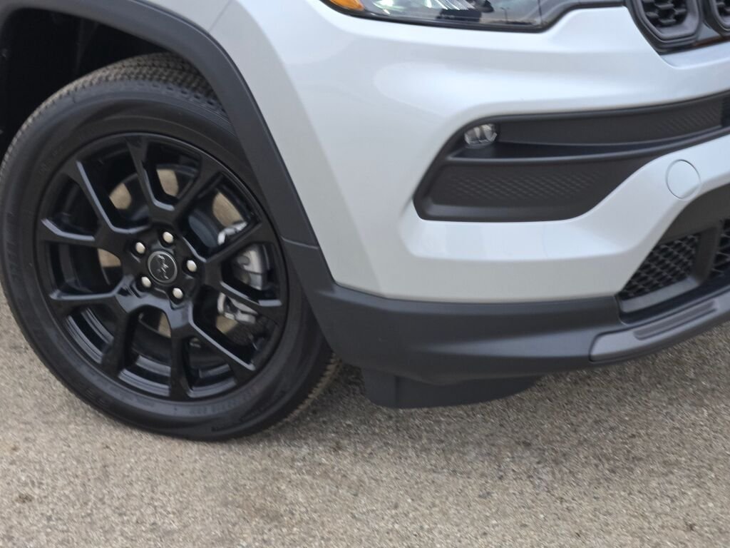 New 2026 Silver Zynith Metallic Clearcoat Jeep Latitude image 5