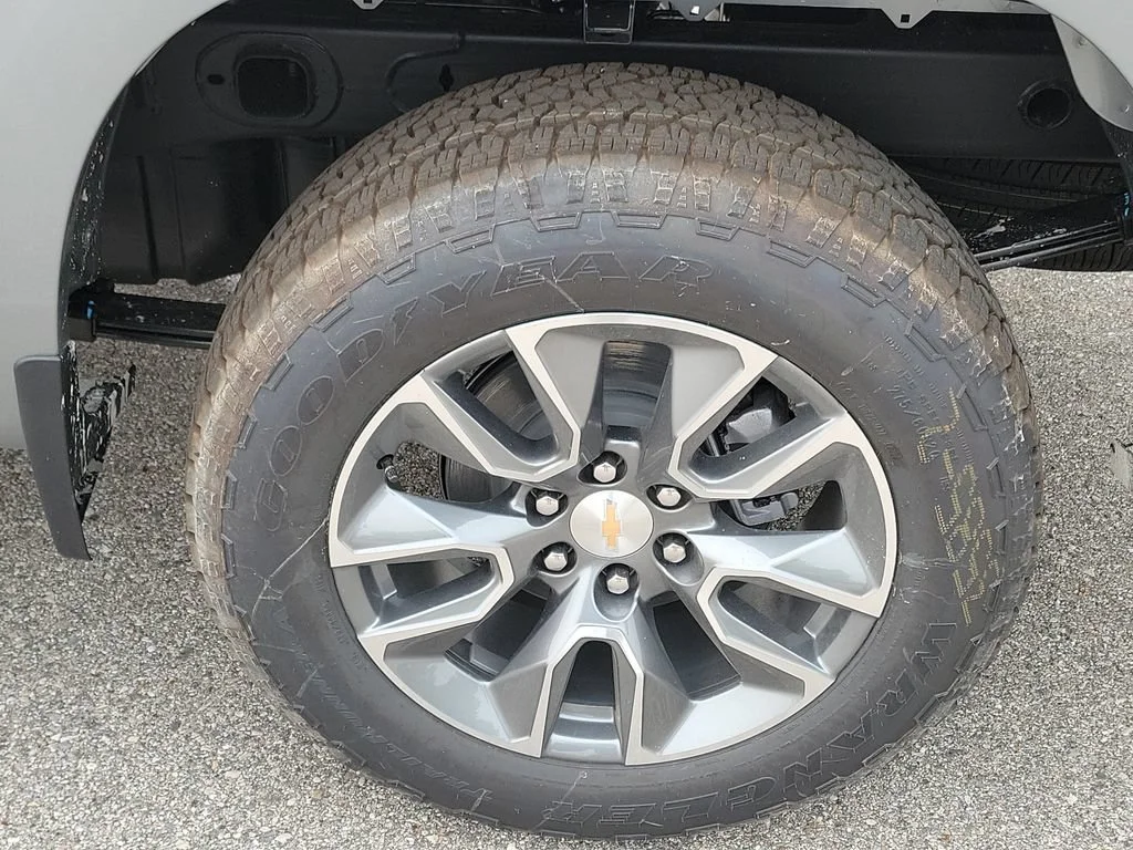 New 2026 Sterling Gray Metallic Chevrolet LT (2FL) image 27