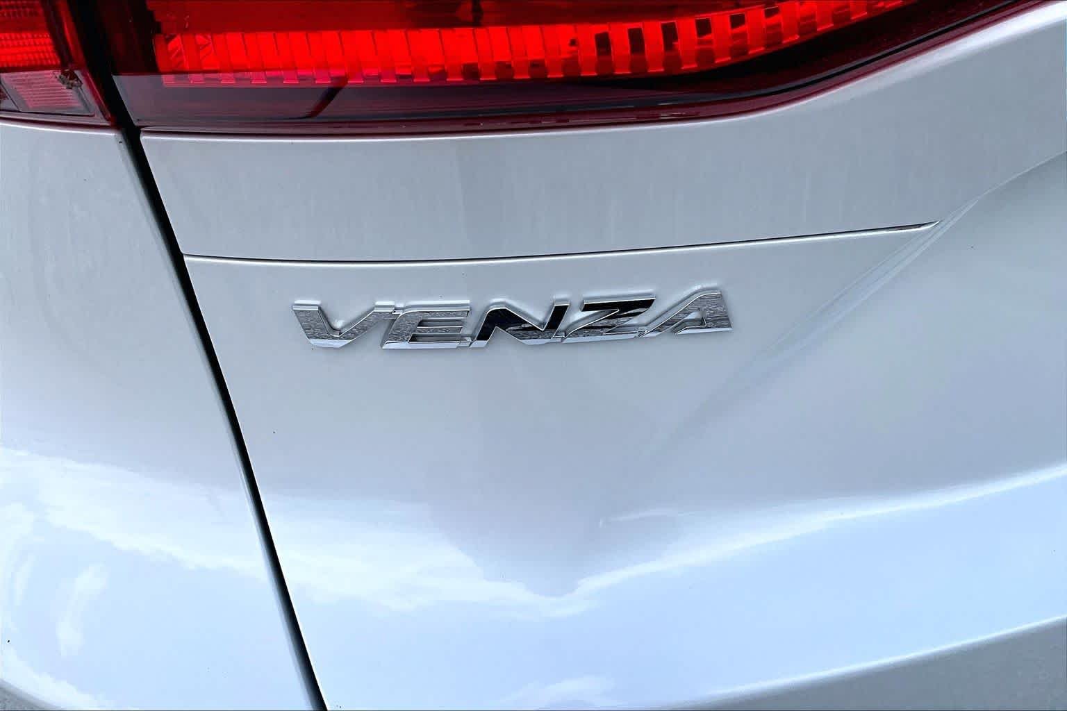 Used 2023 Wind Chill Pearl Toyota XLE image 30