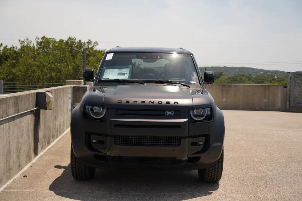 New 2026 Santorini Black Metallic Land Rover S image 4