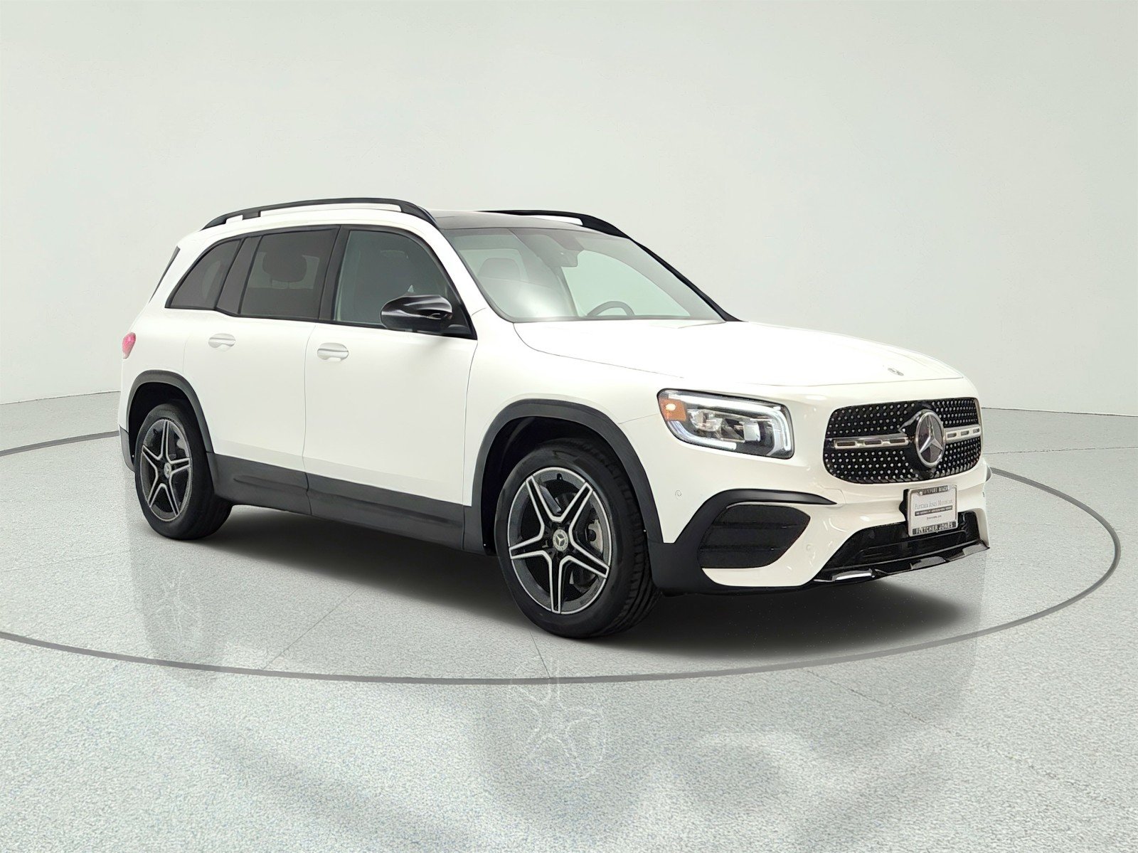 Used 2021 Polar White Mercedes-Benz GLB 250 SUV image 3
