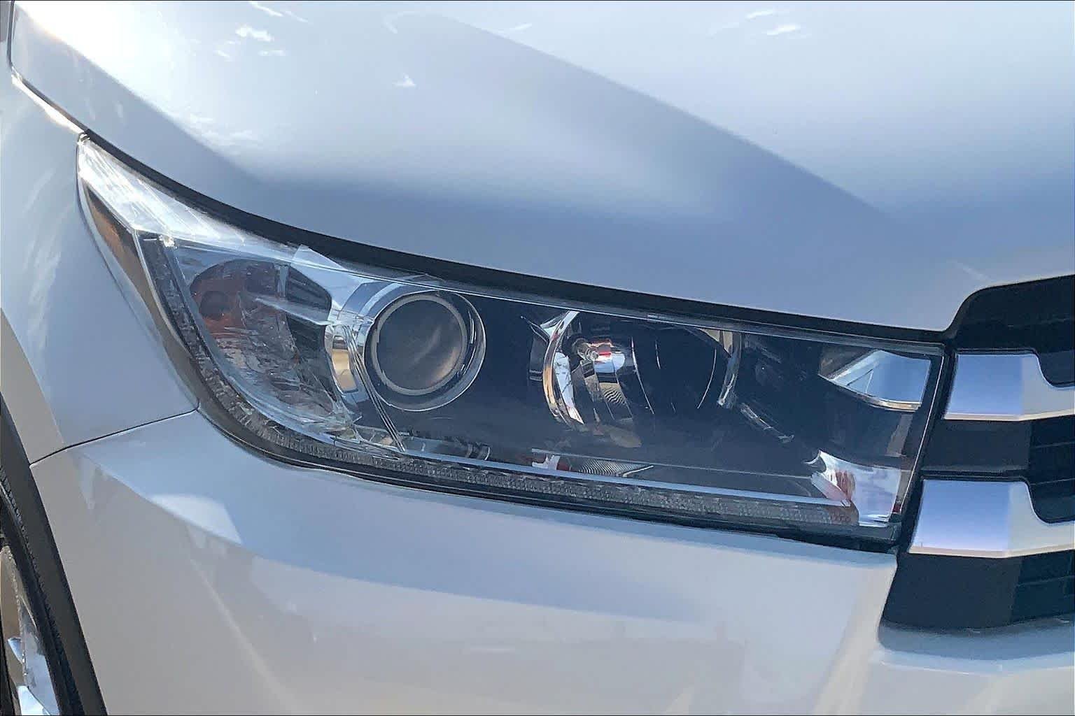 Used 2019 Blizzard Pearl Toyota Limited image 28