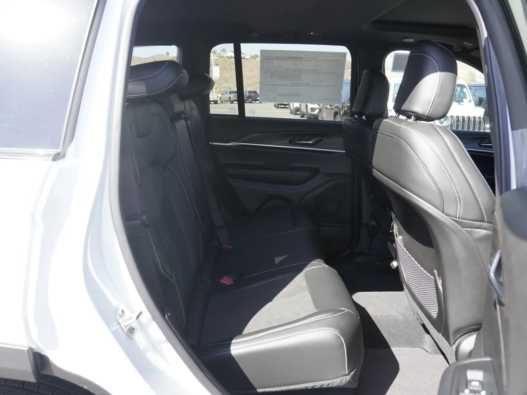 New 2026 Bright White Clear-Coat Exterior Paint Jeep Laredo Altitude image 24