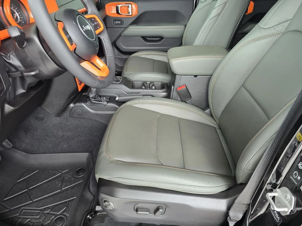 Used 2025 Black Clearcoat Jeep Mojave X image 9