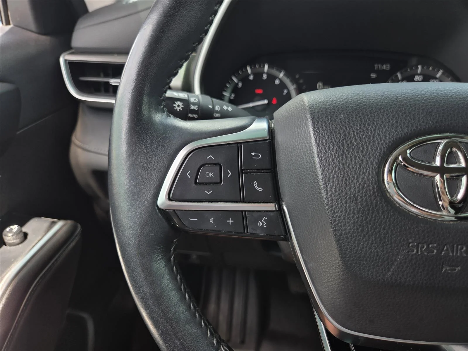 Used 2021 Midnight Black Metallic Toyota XLE image 27