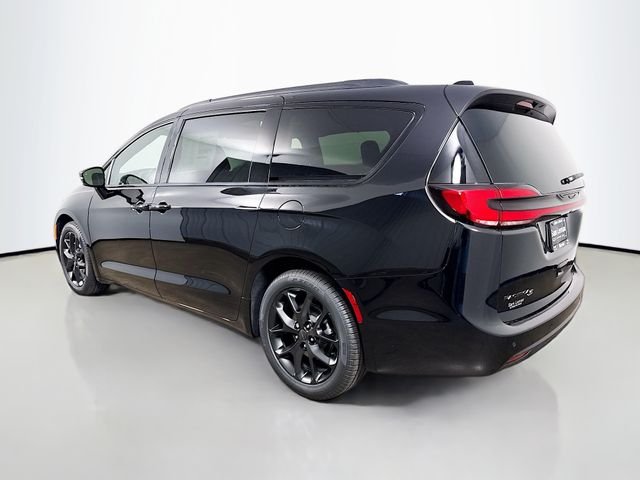 New 2027 Diamond Black Crystal Pearl-Coat Exterior Paint Chrysler Limited image 5