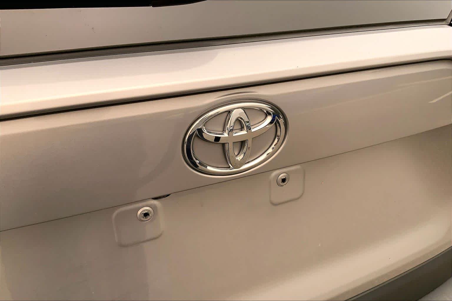Used 2023 Silver Sky Metallic Toyota XLE image 31
