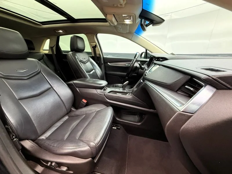 Used 2017  Cadillac Luxury Sport Utility 4D image 13