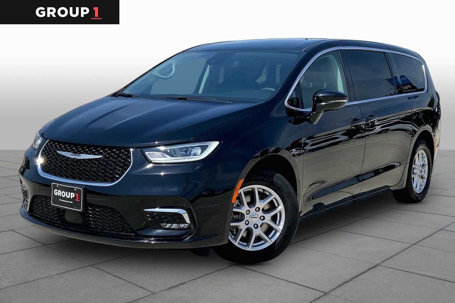 2024 Chrysler Pacifica Touring L's photo