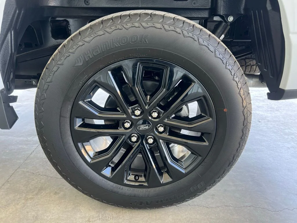 New 2025 Oxford White Ford Lariat® image 28