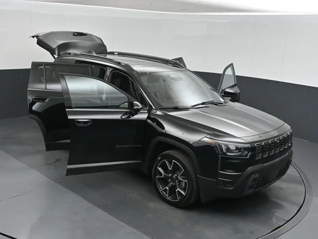 New 2026 Diamond Black Crystal Pearl-Coat Exterior Paint Jeep Overland image 53