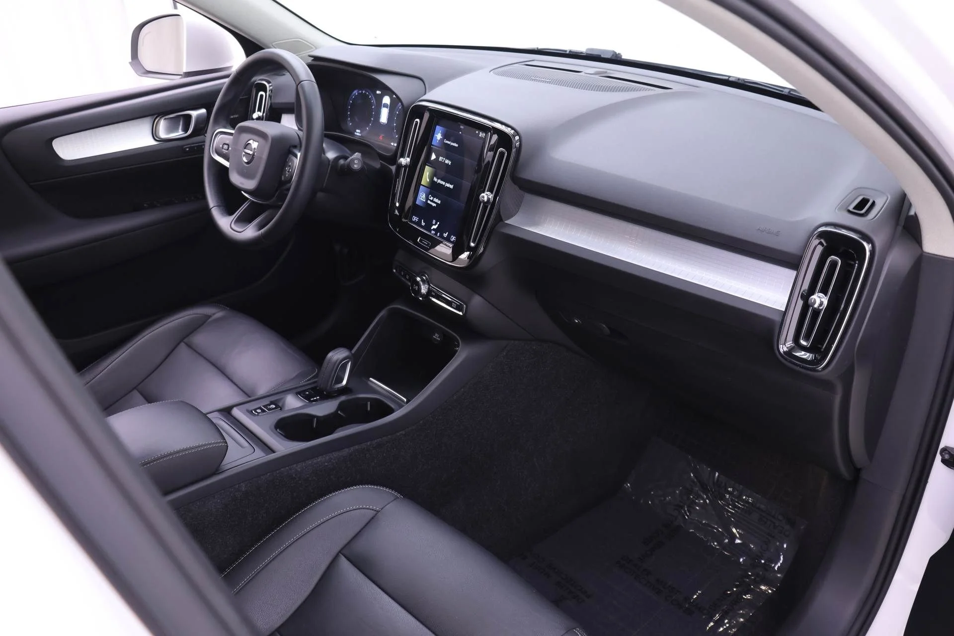 Used 2019 White Volvo Momentum image 23