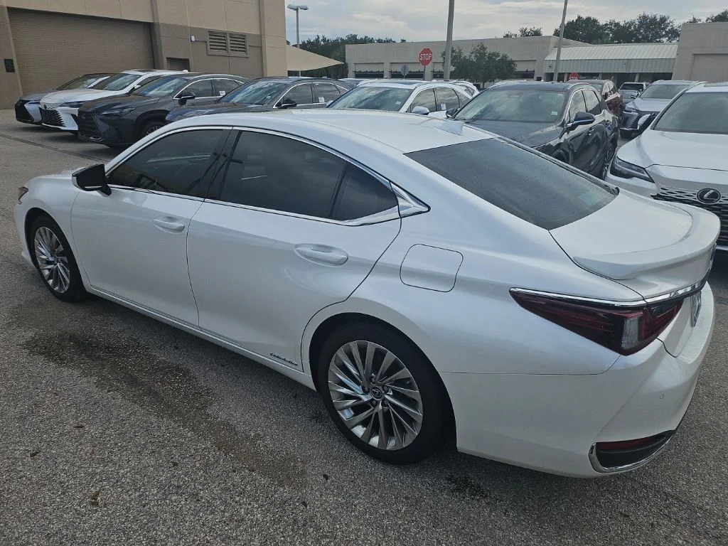 Certified Used 2020 EMINENT WHITE PEARL Lexus 300h Ultra Luxury image 7