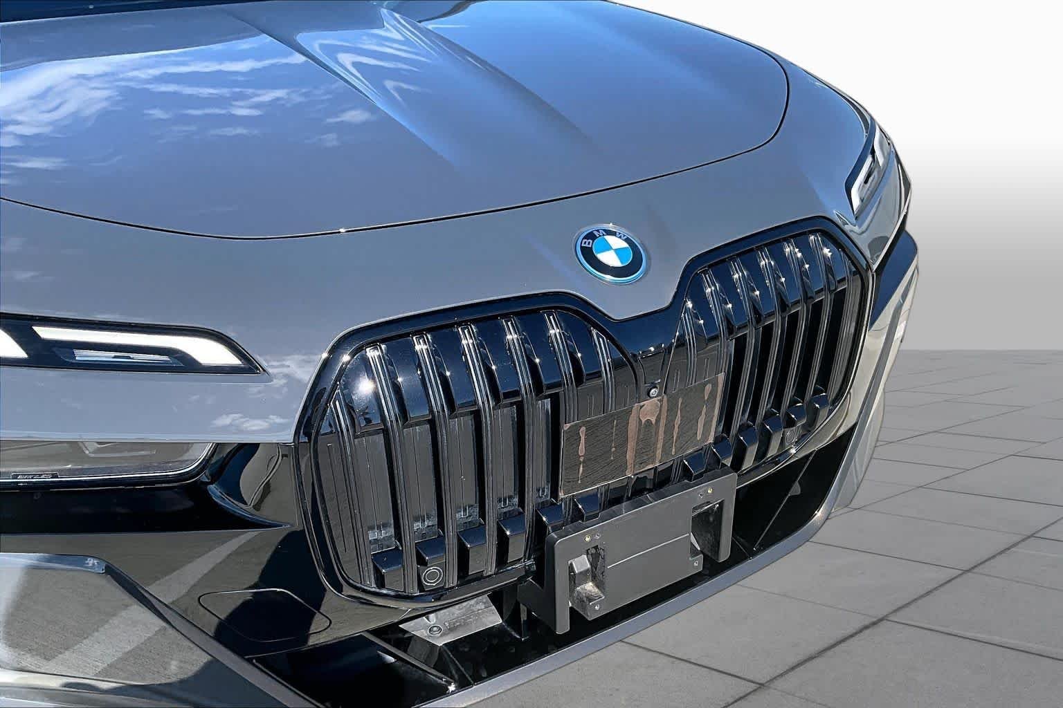 Used 2023 Individual Dravit Grey Metallic BMW xDrive60 image 28