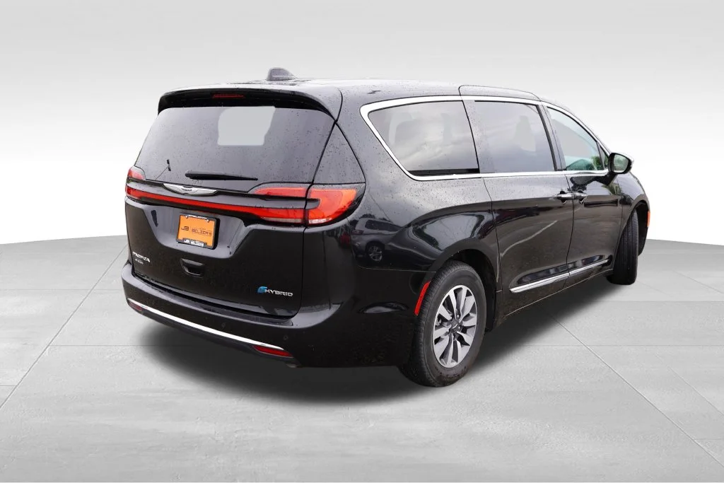 Used 2023 Brilliant Black Crystal Pearlcoat Chrysler Limited image 5