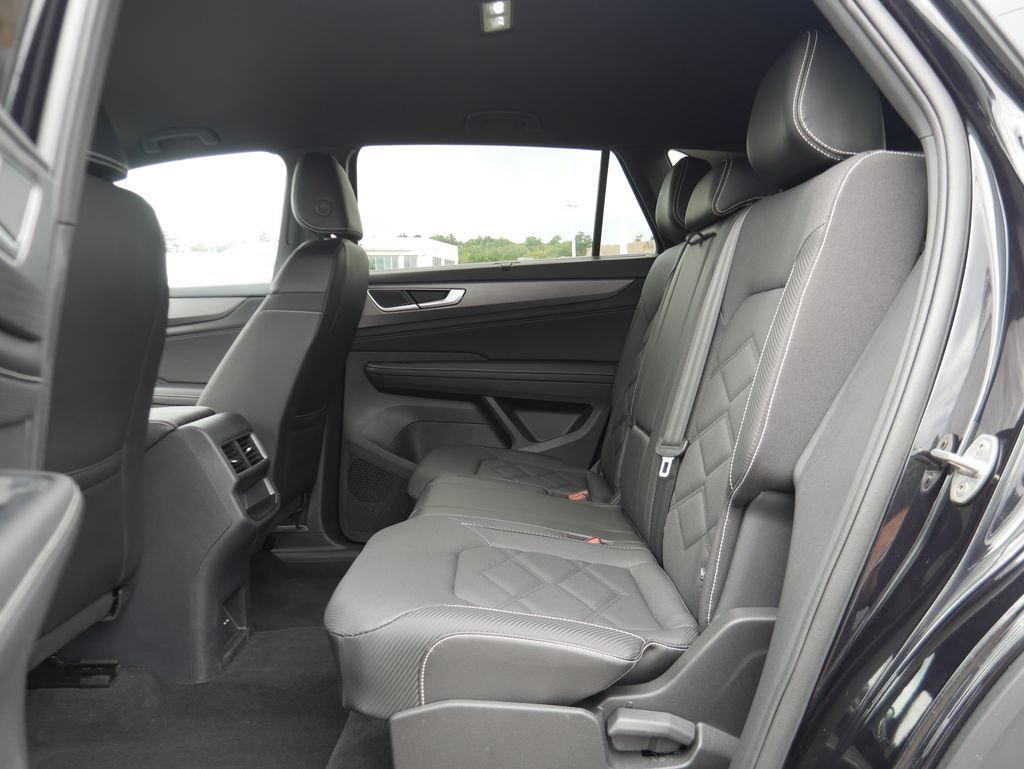 Used 2024 Black Volkswagen 2.0T SE w/Technology image 15