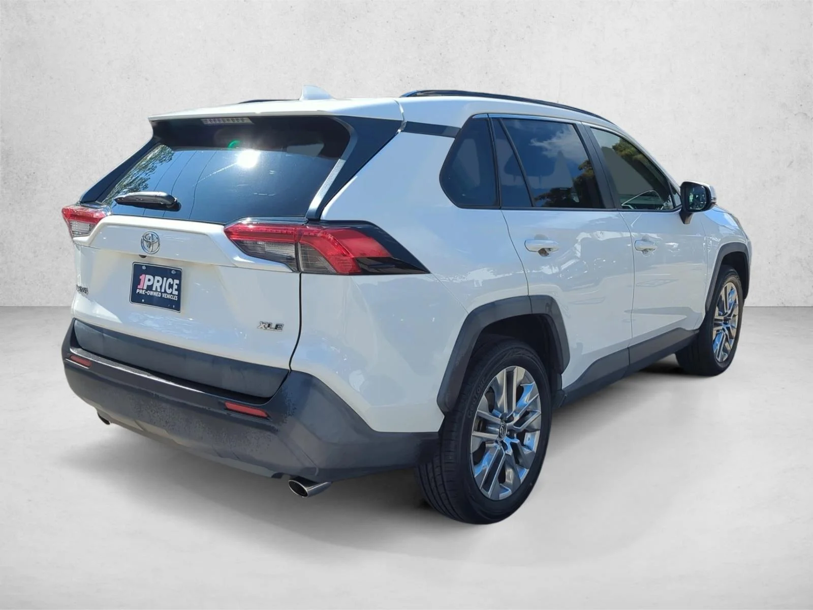 Used 2019 Super White Toyota XLE Premium image 5
