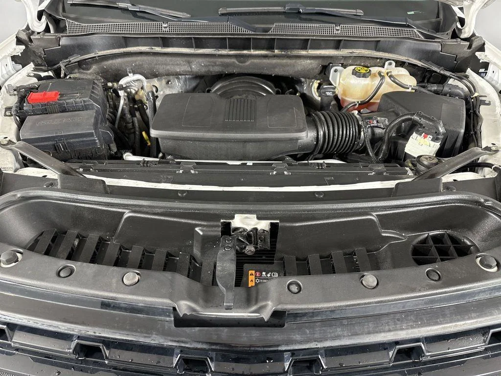 Used 2023 Pearl Chevrolet Z71 image 3