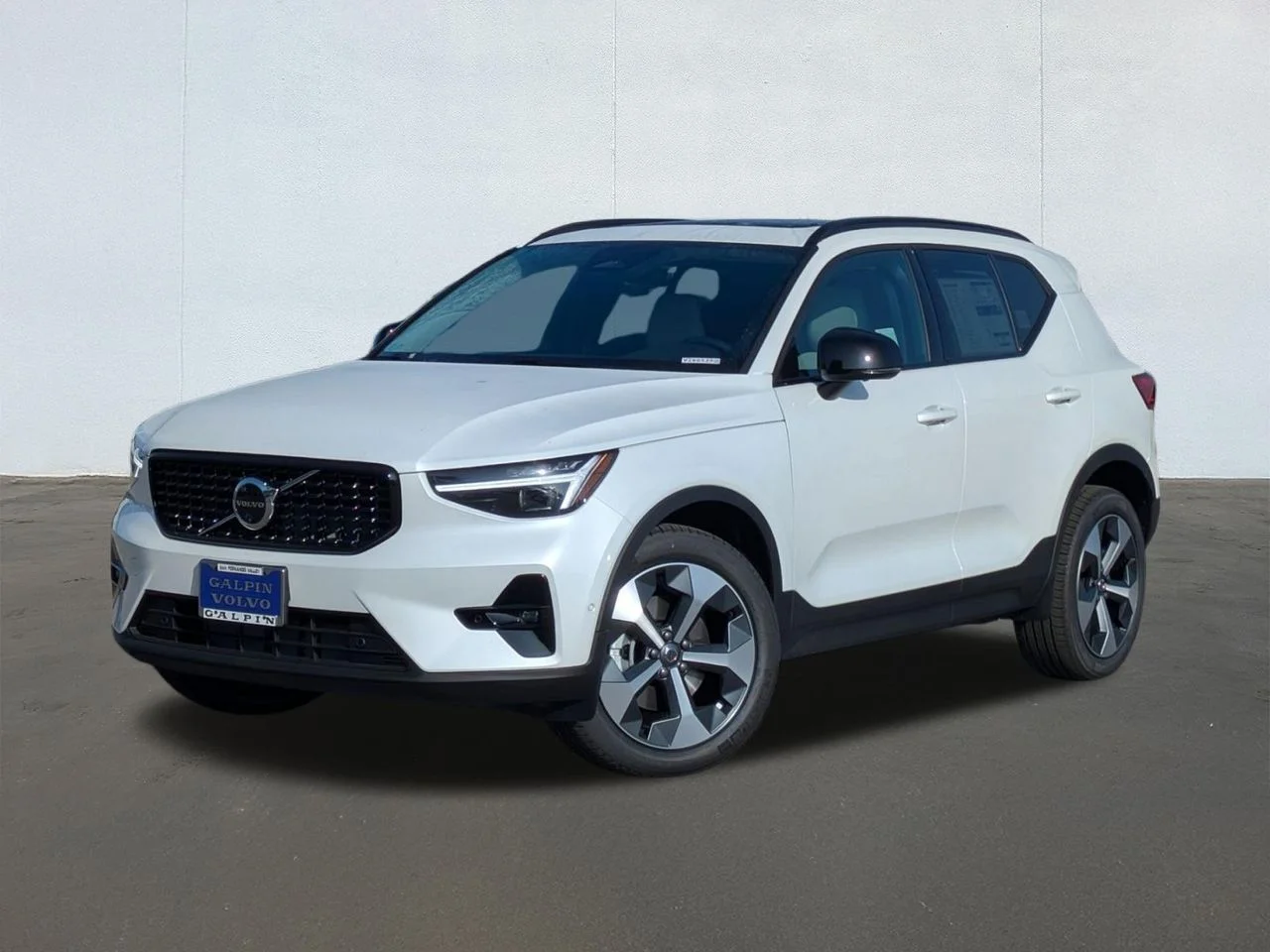 2026 Volvo XC40 B5 Plus Dark AWD's photo