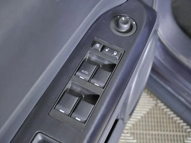 Used 2015 Gray Jeep Altitude image 21