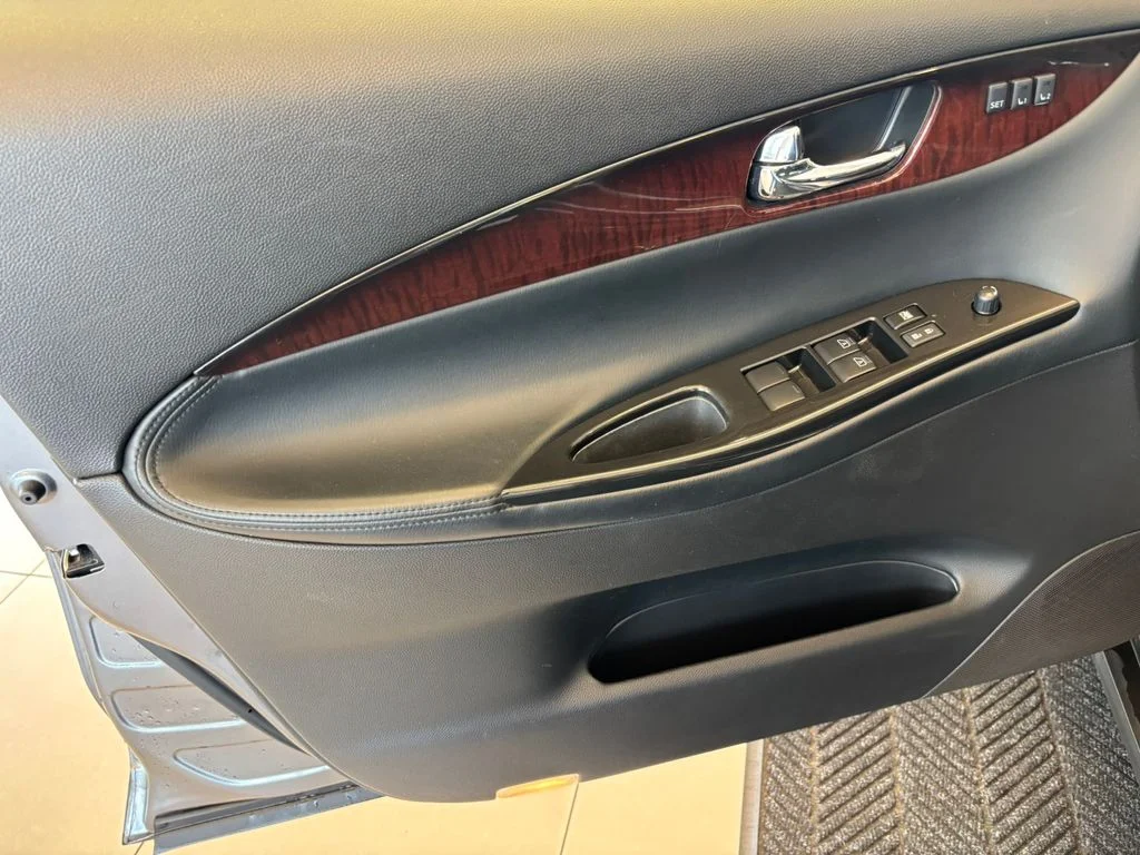 Used 2016 Gray INFINITI Base image 13