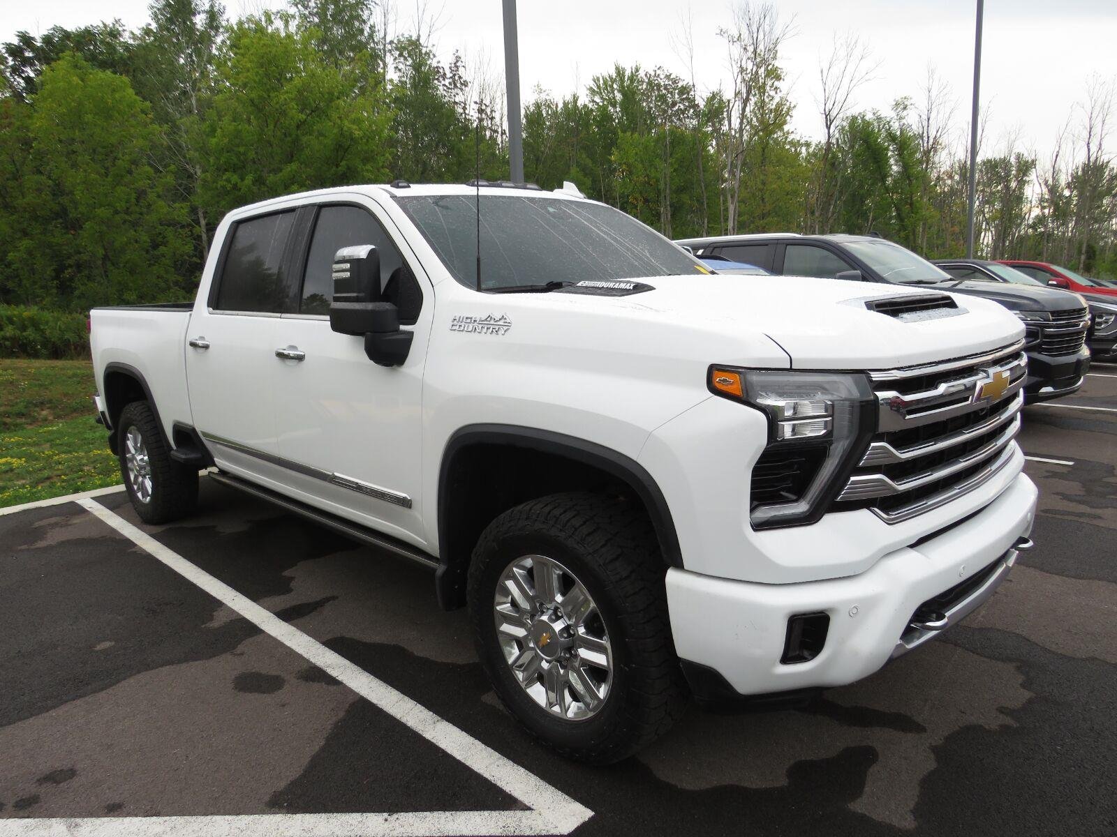 Used 2024 Summit White Chevrolet High Country image 5